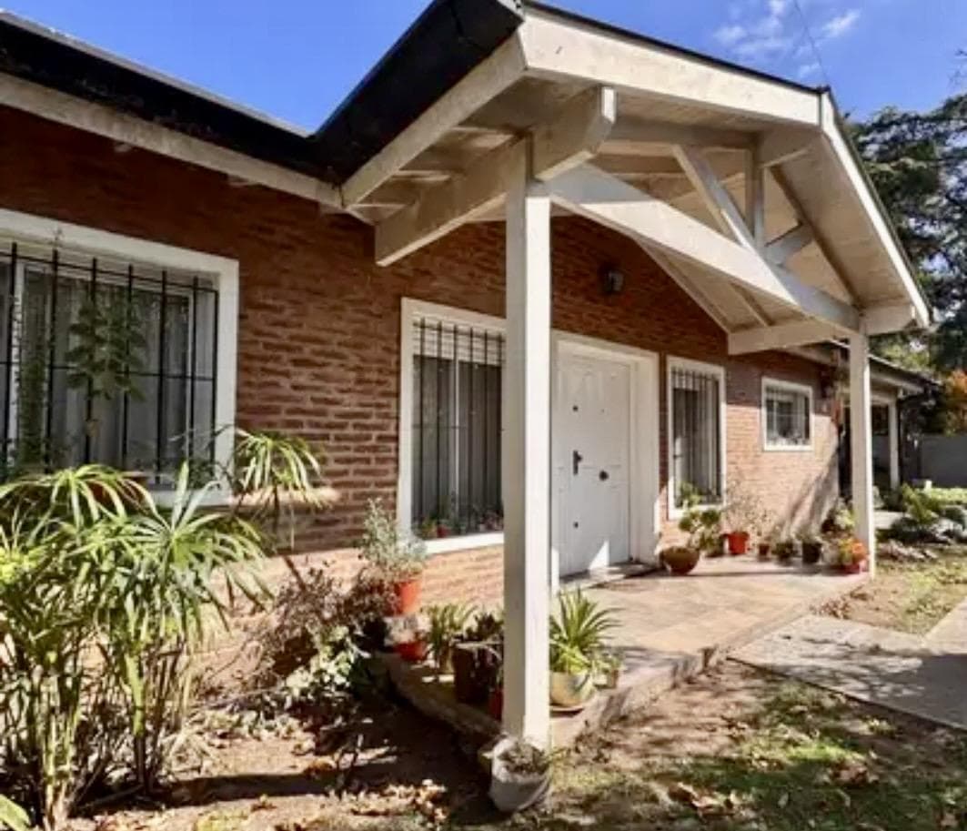 House for sale in Benavidez, 3 bedrooms and a pool