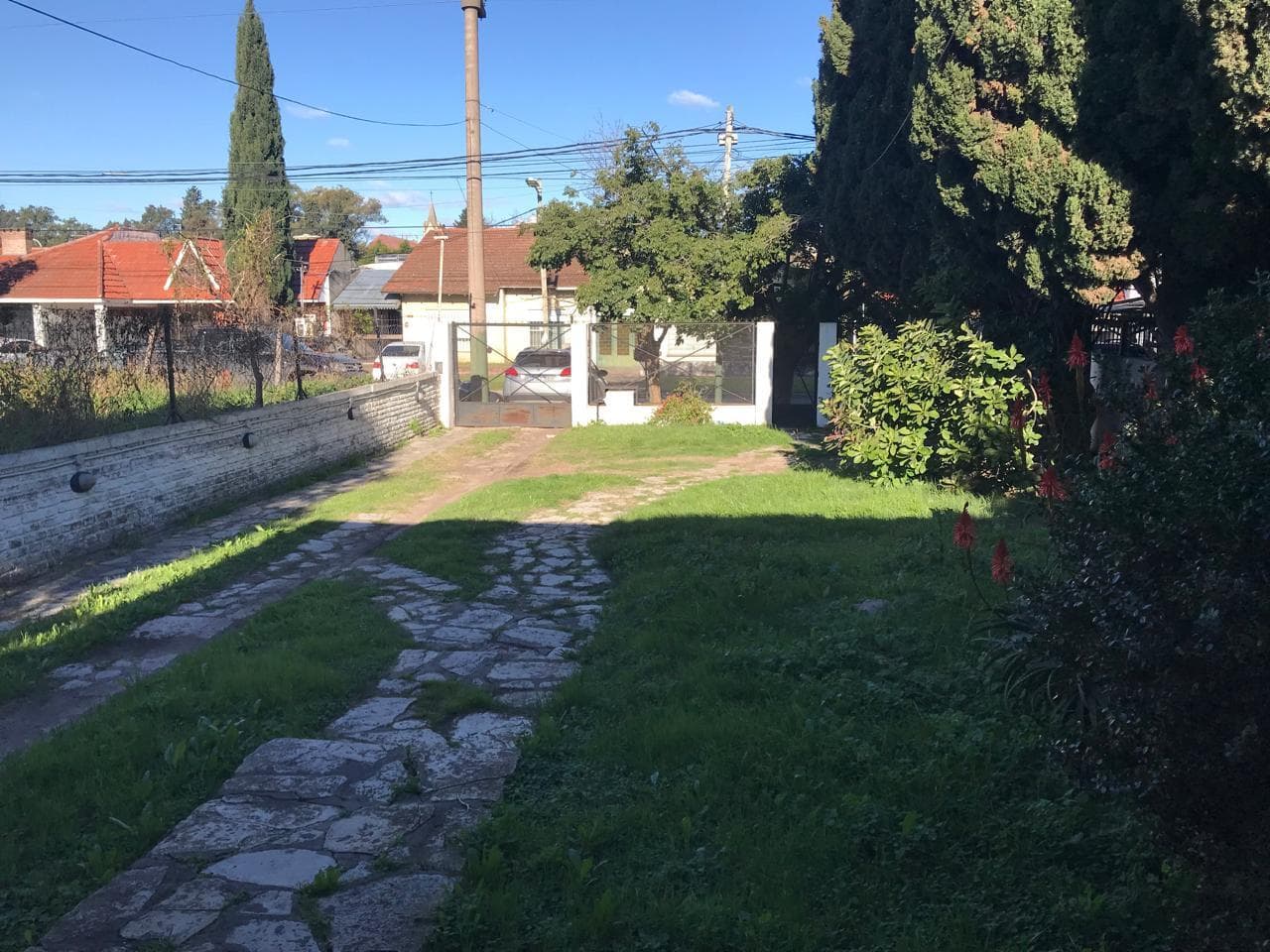 3-bedroom house with a large park! Llavallol.