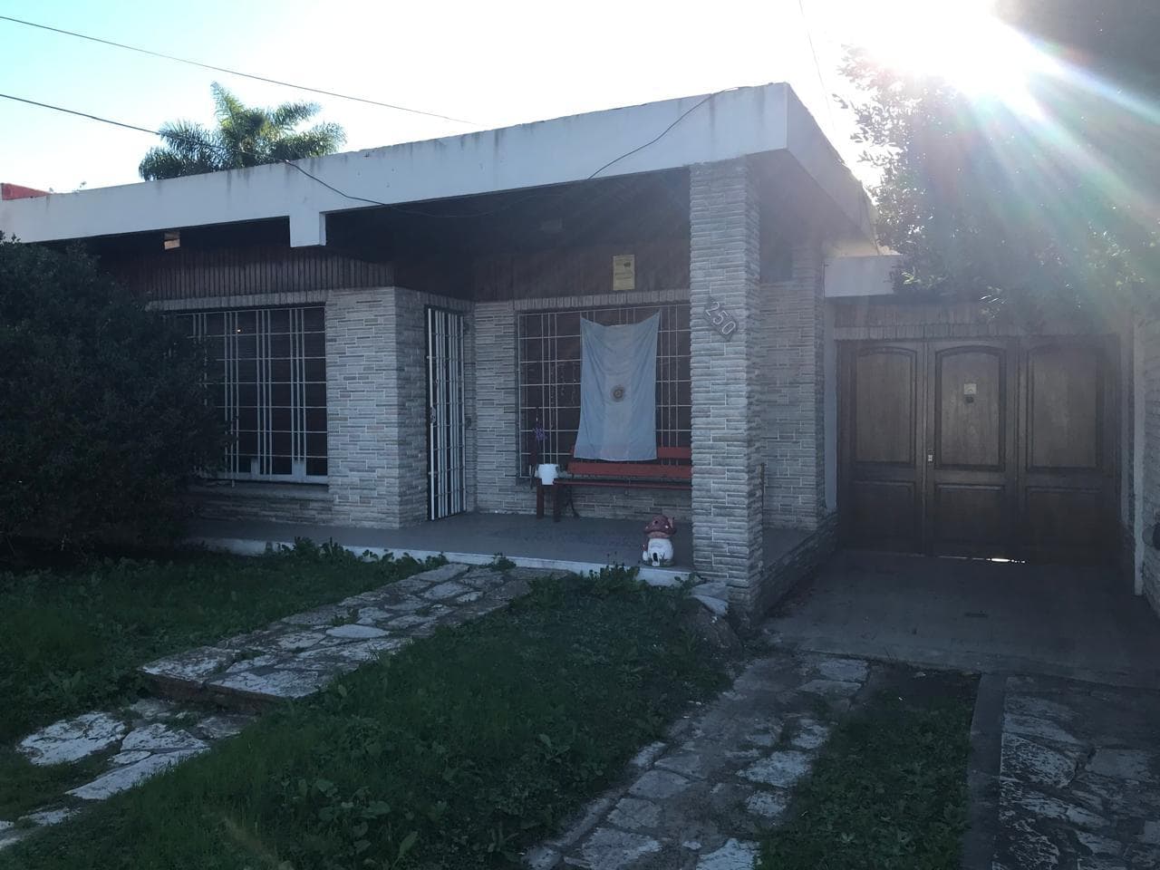 3-bedroom house with a large park! Llavallol.