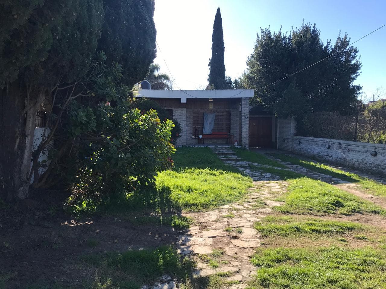 3-bedroom house with a large park! Llavallol.