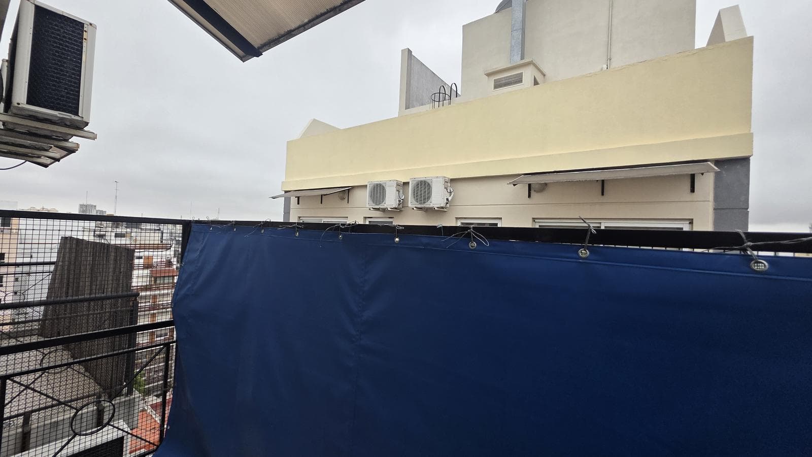 Bright studio apartment with amenities and low maintenance fees