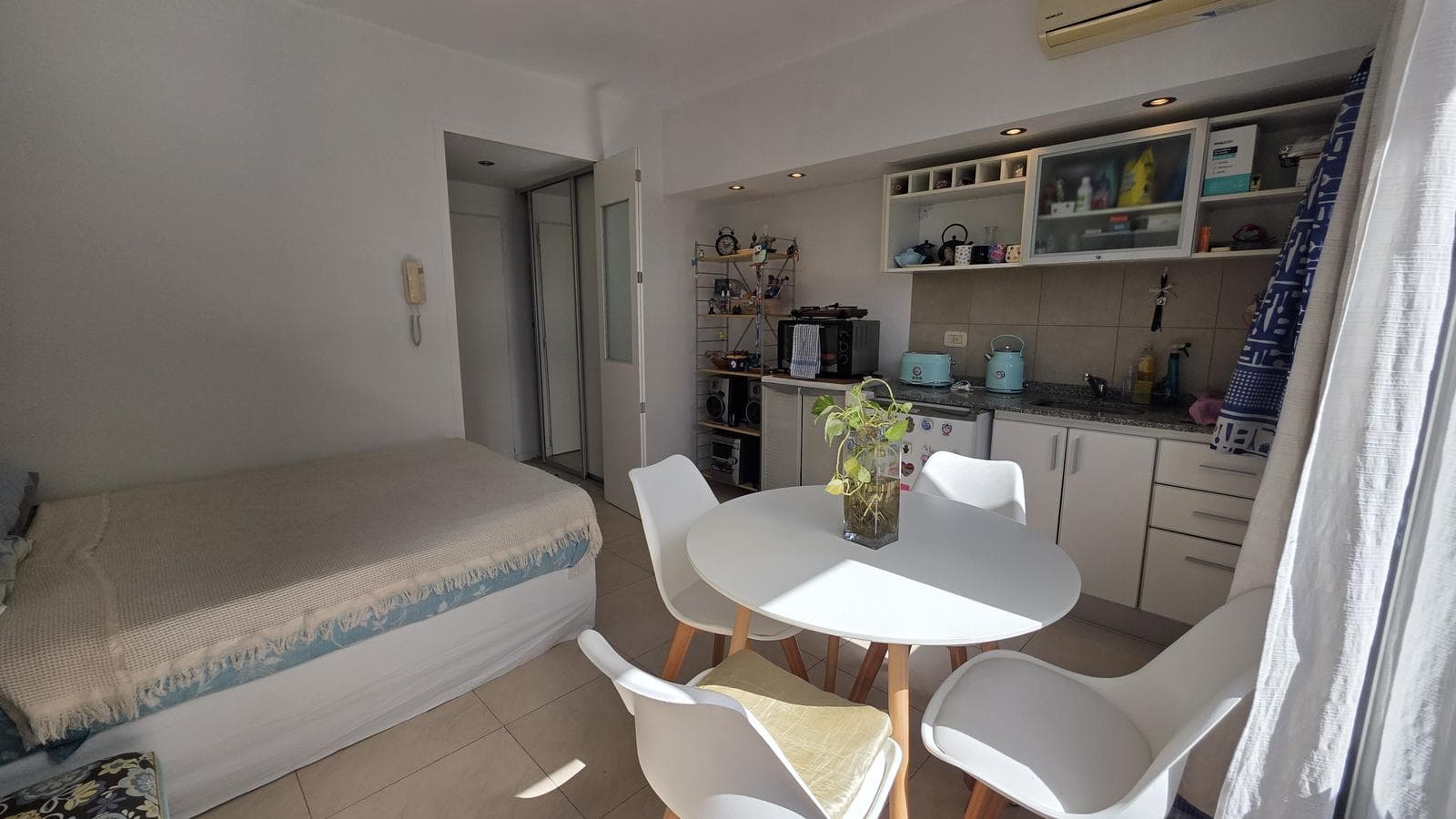 Bright studio apartment with amenities and low maintenance fees