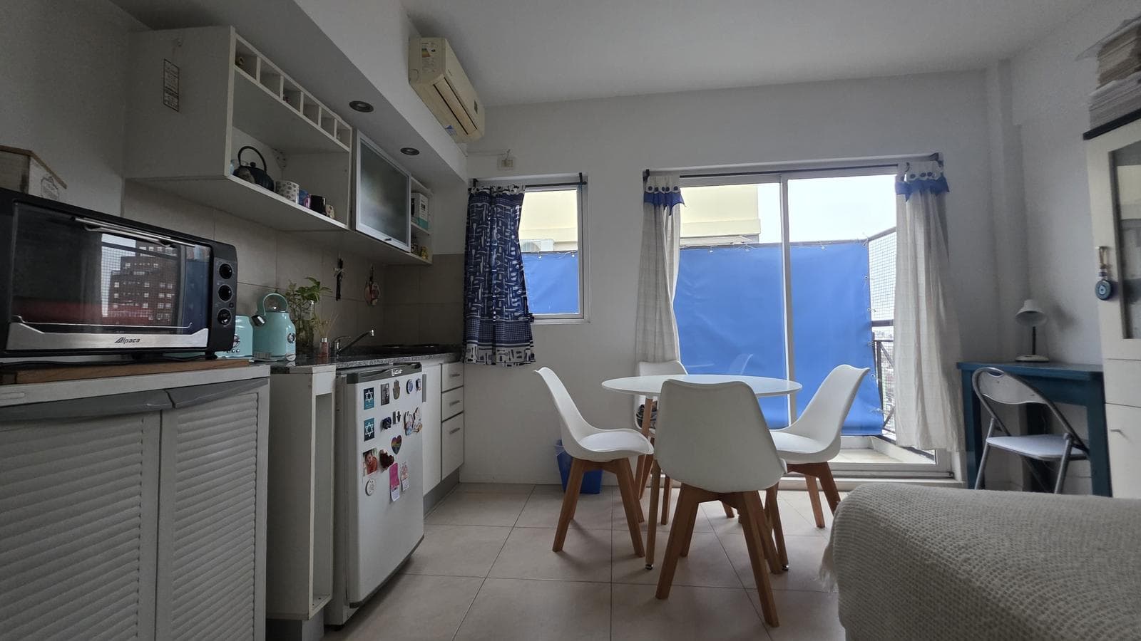 Bright studio apartment with amenities and low maintenance fees