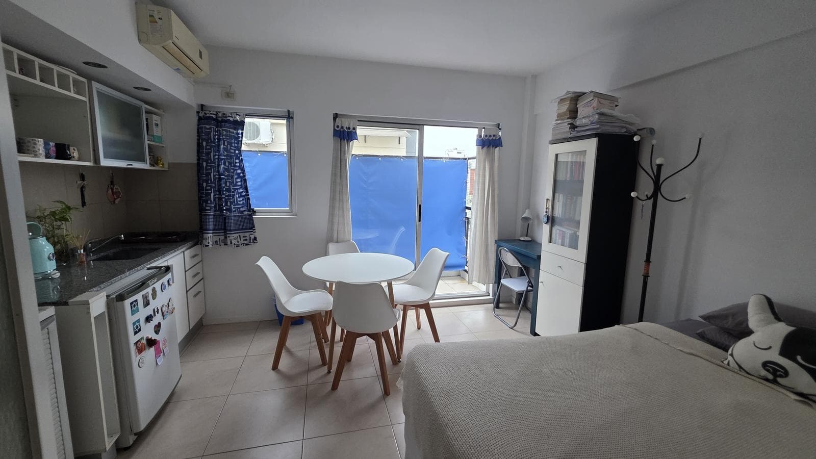 Bright studio apartment with amenities and low maintenance fees