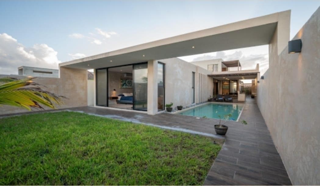 SPECTACULAR FULLY FURNISHED HOUSE FOR SALE, 100 M FROM THE BEACH, 3 BEDROOMS AND A STUDIO IN SAN BENITO, YUCATÁN