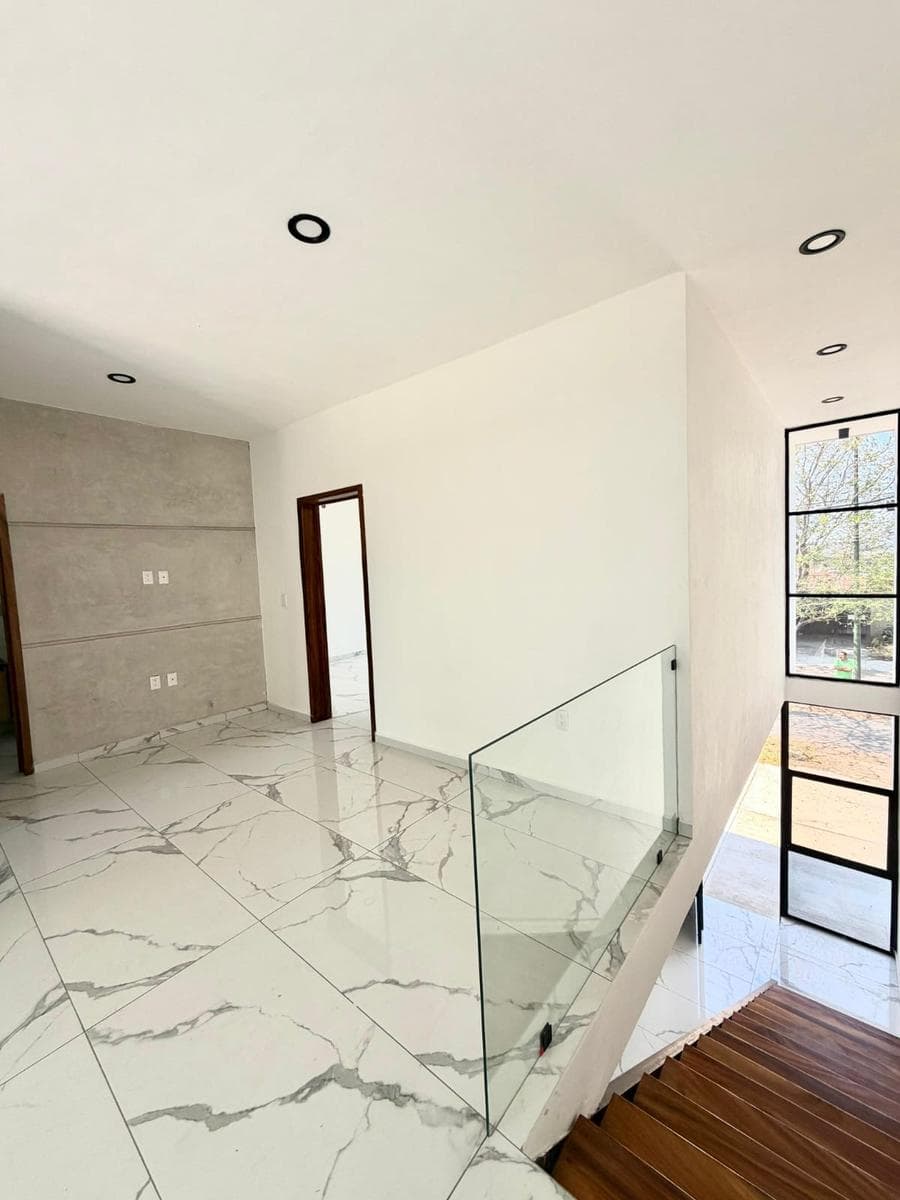 Corner House, Carlos de la Madrid