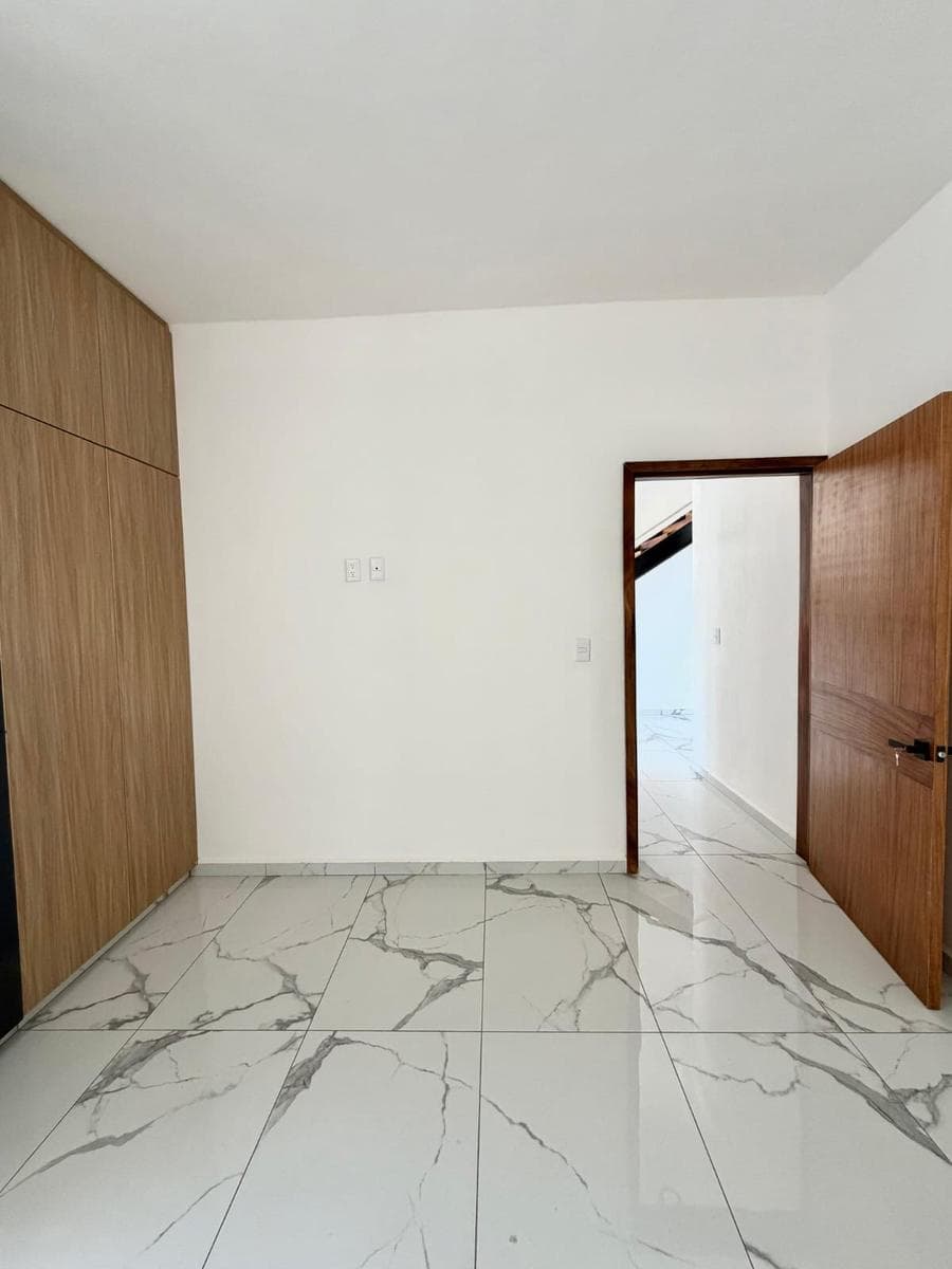 Corner House, Carlos de la Madrid