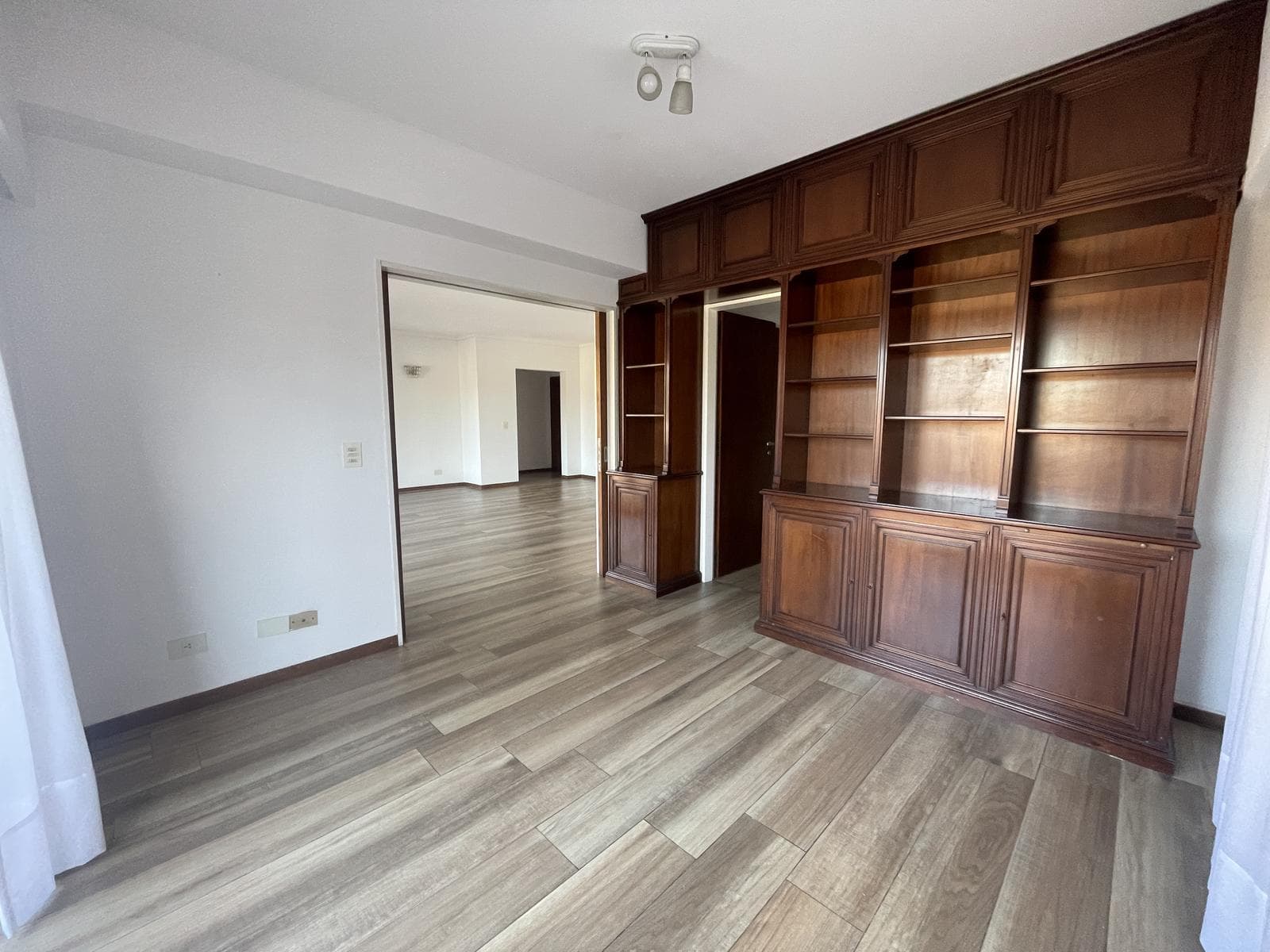 FOR SALE: 5-ROOM APARTMENT + SERVICE QUARTER WITH GARAGE AND STORAGE ROOM IN SAN ISIDRO