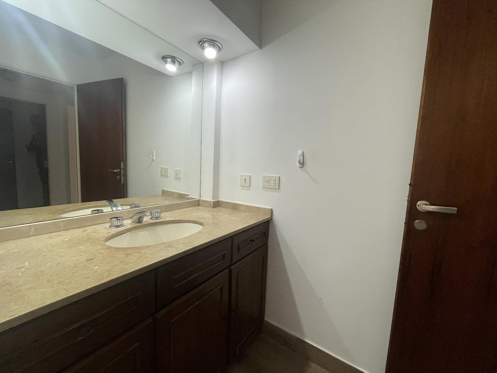 FOR SALE: 5-ROOM APARTMENT + SERVICE QUARTER WITH GARAGE AND STORAGE ROOM IN SAN ISIDRO
