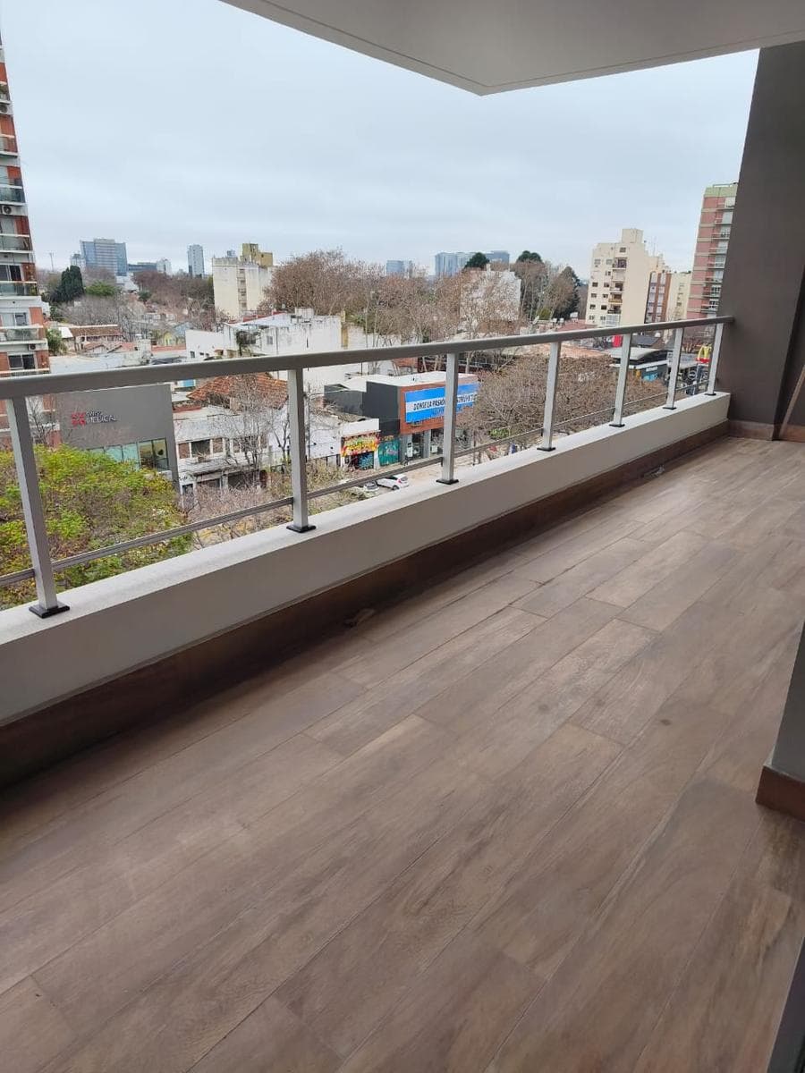 Apartment for sale in Florida: 3-room unit on the 6th floor, facing the street, with a balcony, garage, utility room, and pool