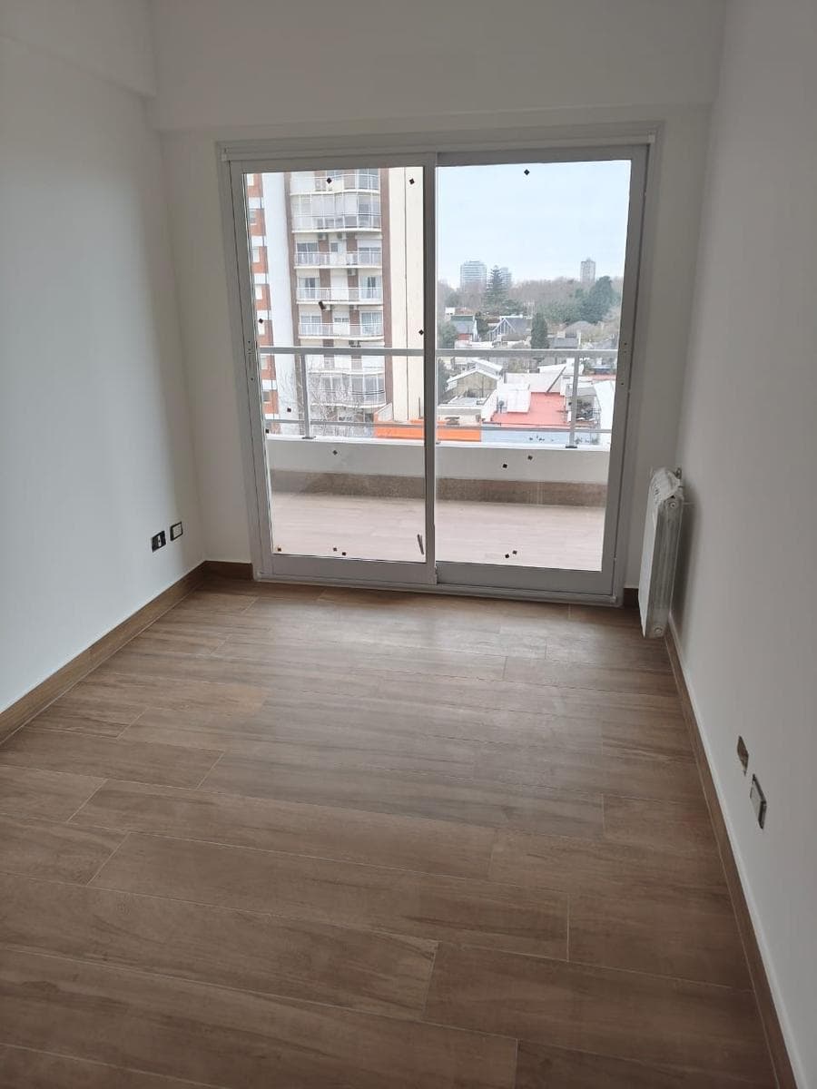 Apartment for Sale in Florida: 3-room unit on the 6th floor, facing the street, with a balcony, garage, utility room, and pool
