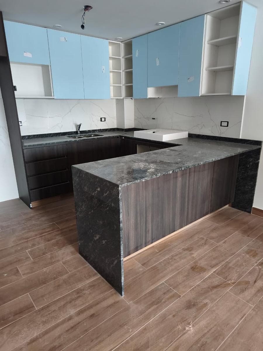 Apartment for Sale in Florida: 3-room unit on the 6th floor, facing the street, with a balcony, garage, utility room, and pool