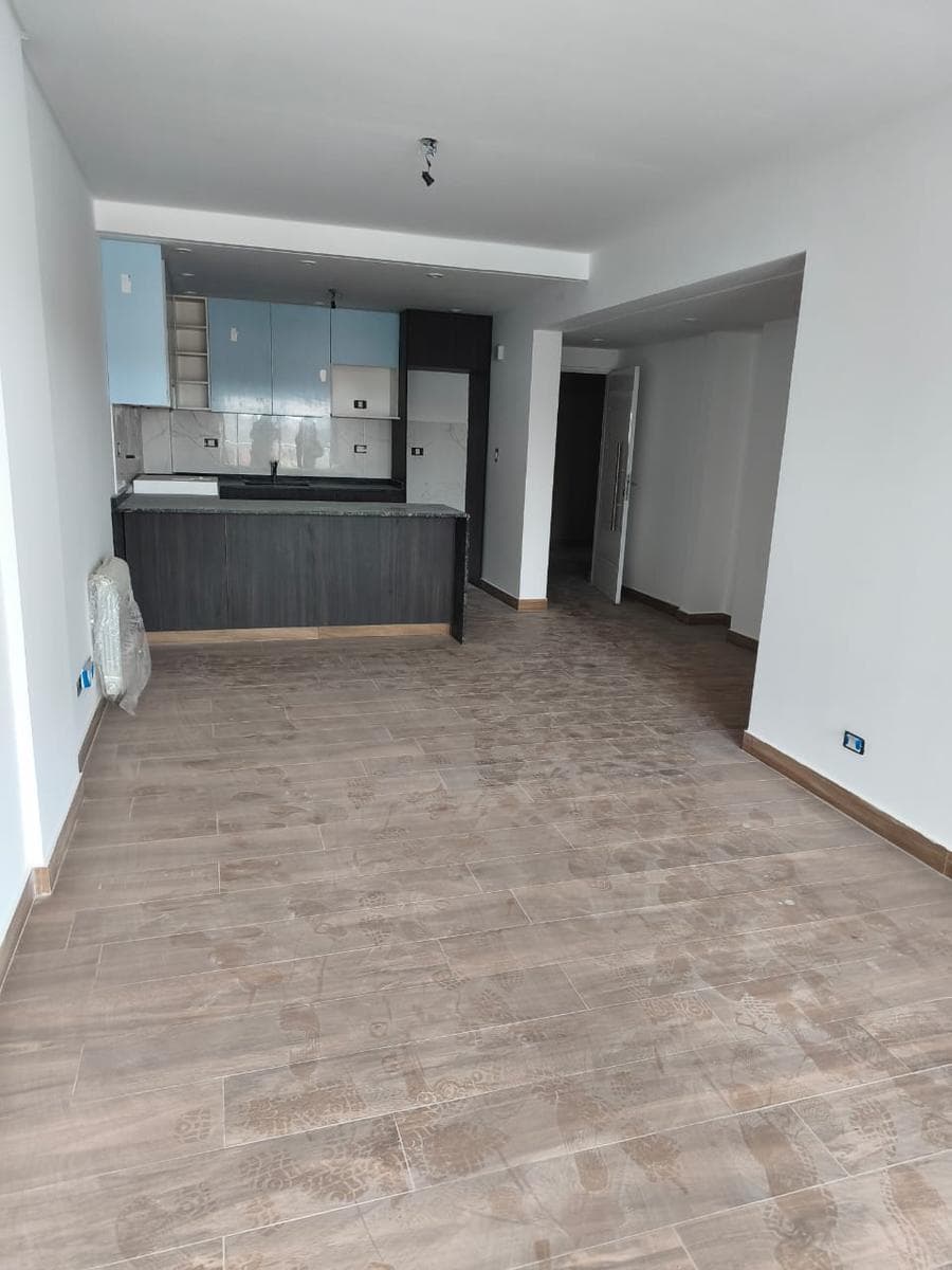 Apartment for Sale in Florida: 3-room unit on the 6th floor, facing the street, with a balcony, garage, utility room, and pool