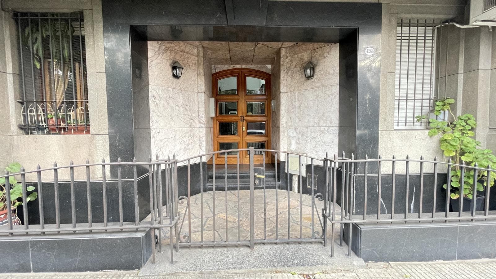 3-room apartment facing the street with a wrap-around balcony in a historic building | Boedo | For Sale