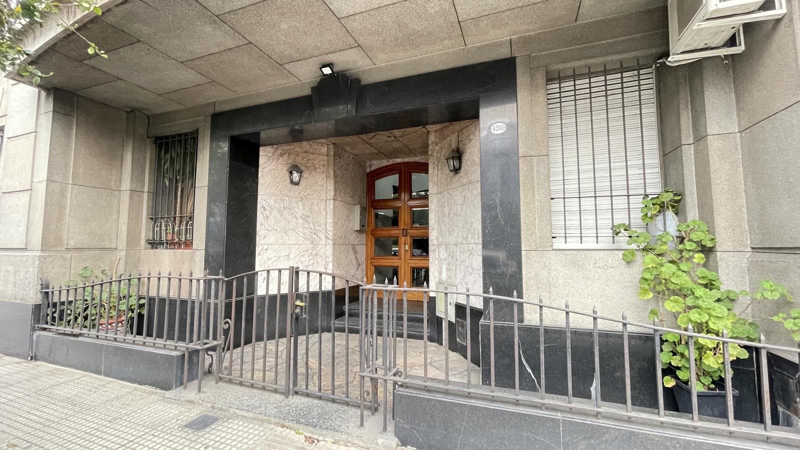 3-room apartment facing the street with a wrap-around balcony in a historic building | Boedo | For Sale