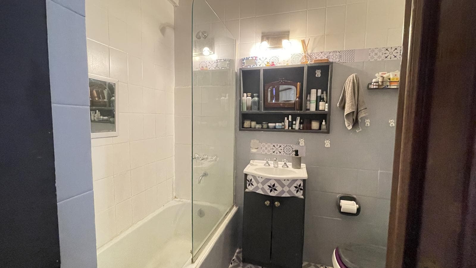 3-room apartment facing the street with a wrap-around balcony in a historic building | Boedo | For Sale