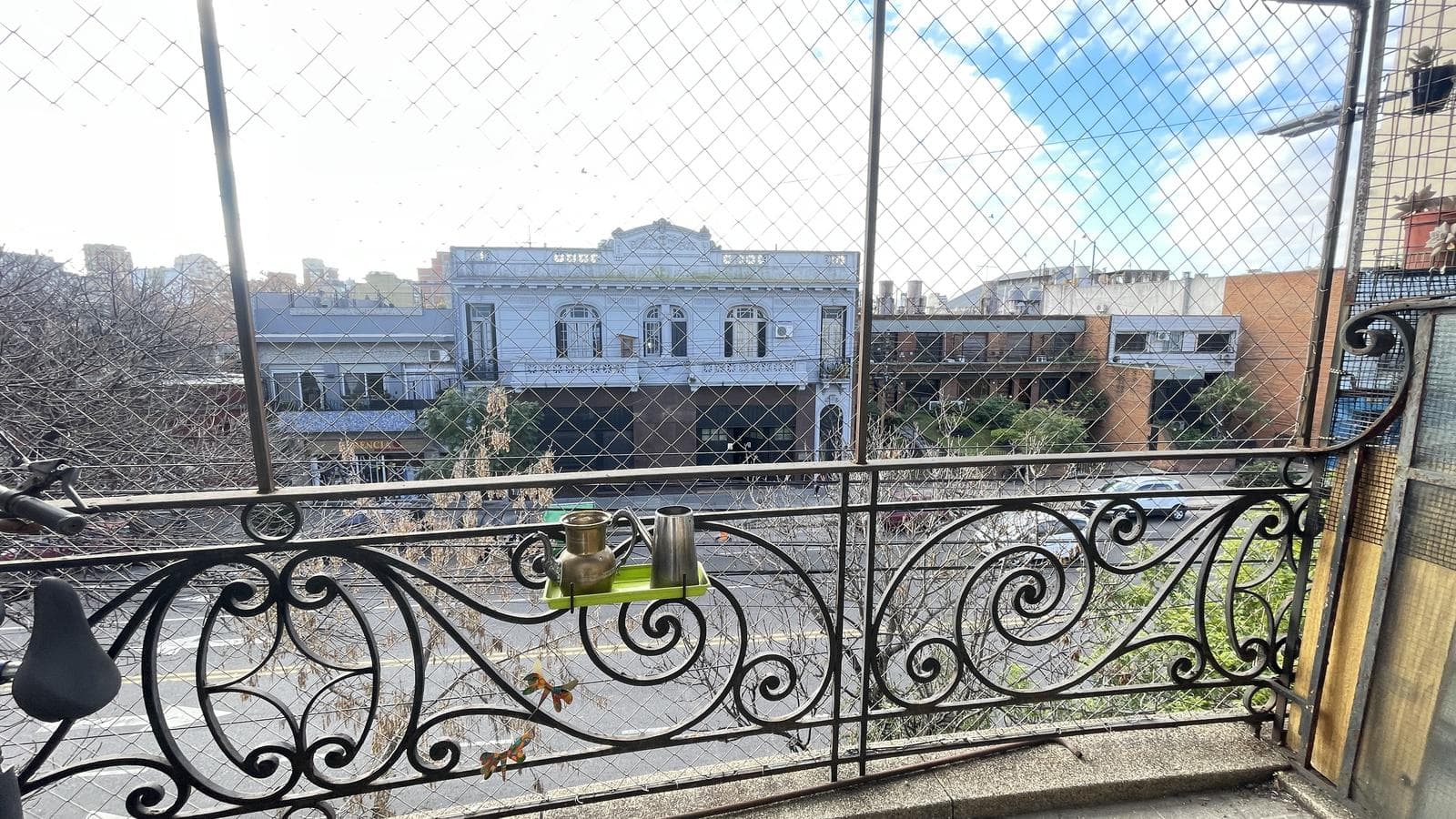 3-room apartment facing the street with a wrap-around balcony in a historic building | Boedo | For Sale