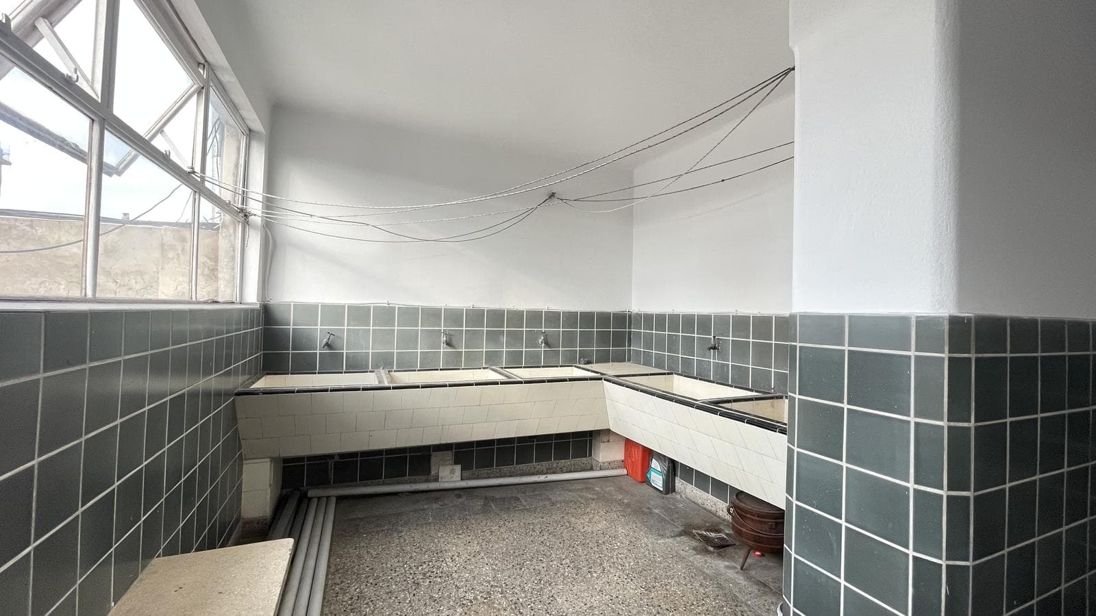 3-room apartment facing the street with a wrap-around balcony in a historic building | Boedo | For Sale