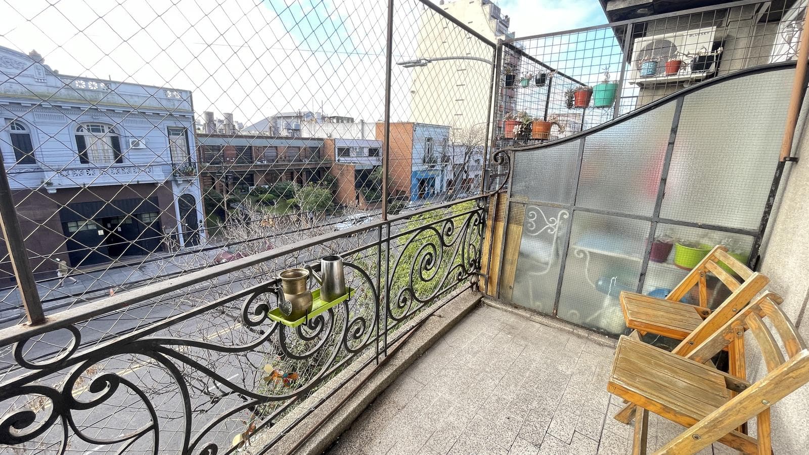 3-room apartment facing the street with a wrap-around balcony in a historic building | Boedo | For Sale