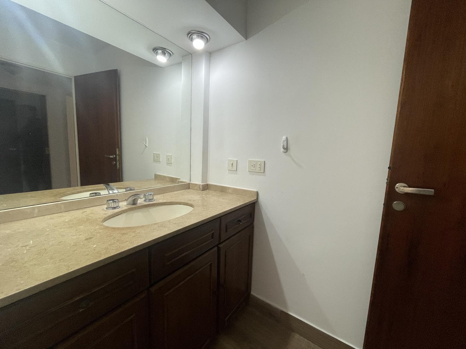 EXCLUSIVE RENTAL APARTMENT: 200 m² · 5 ROOMS + MAID'S QUARTERS AND GARAGE IN SAN ISIDRO
