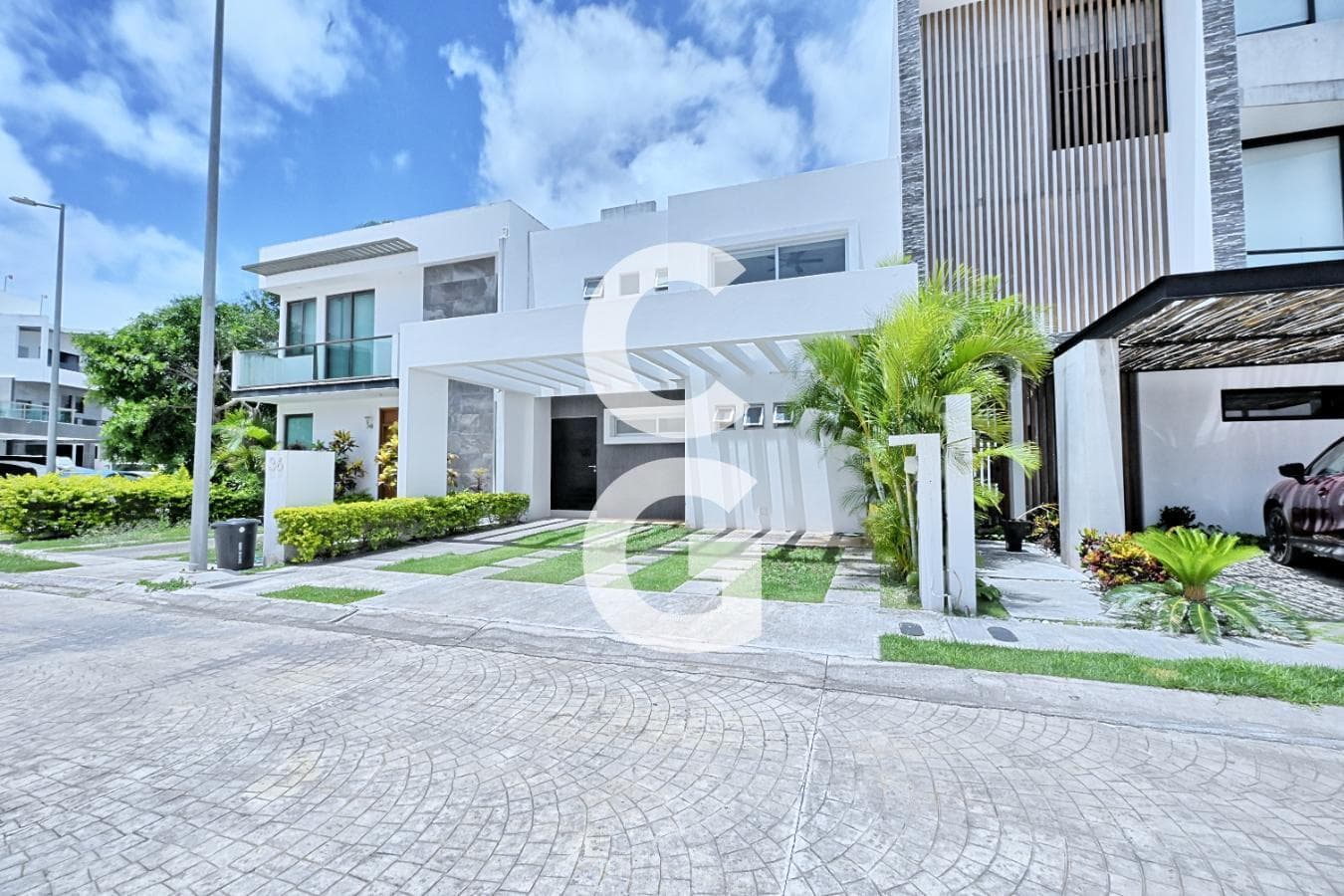 House for Sale in Cancun in the Aqua Residential Complex with a Pool and 3 Bedrooms
