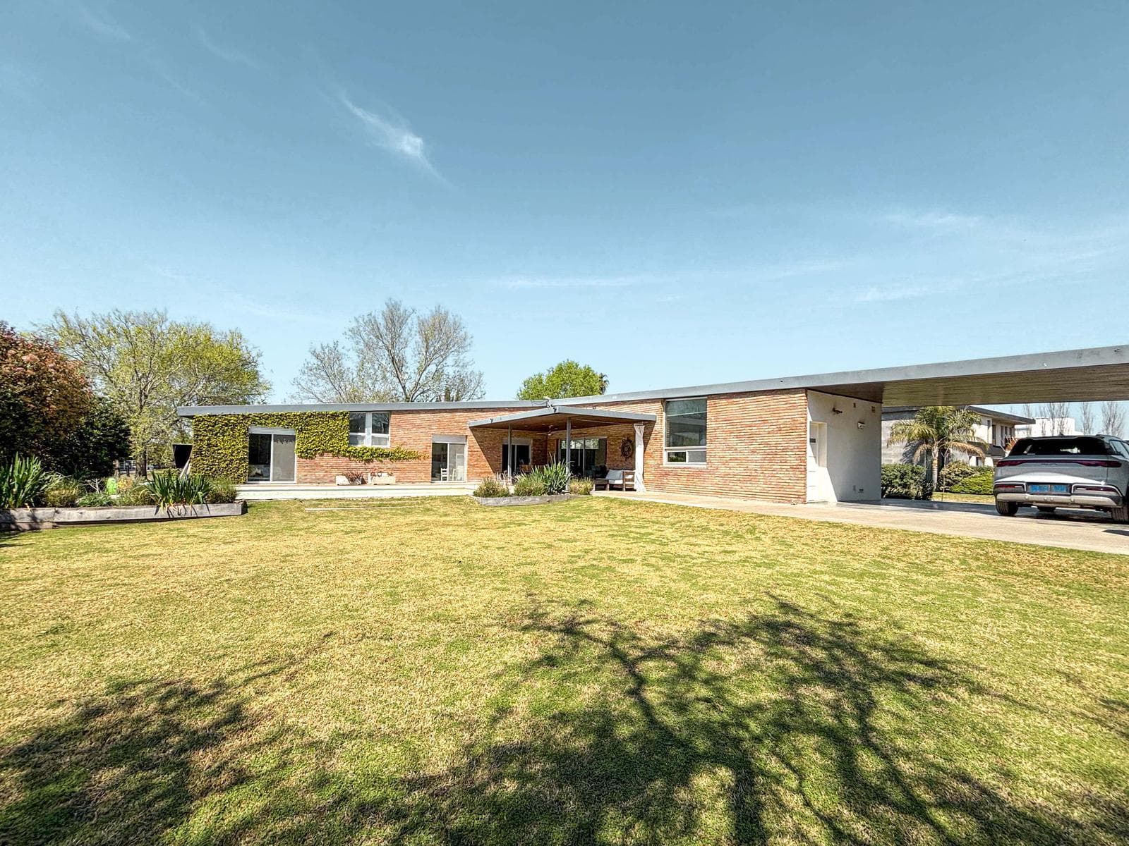 Stylish 3-bedroom house with a pool in the Puerto Roldan Gated Community