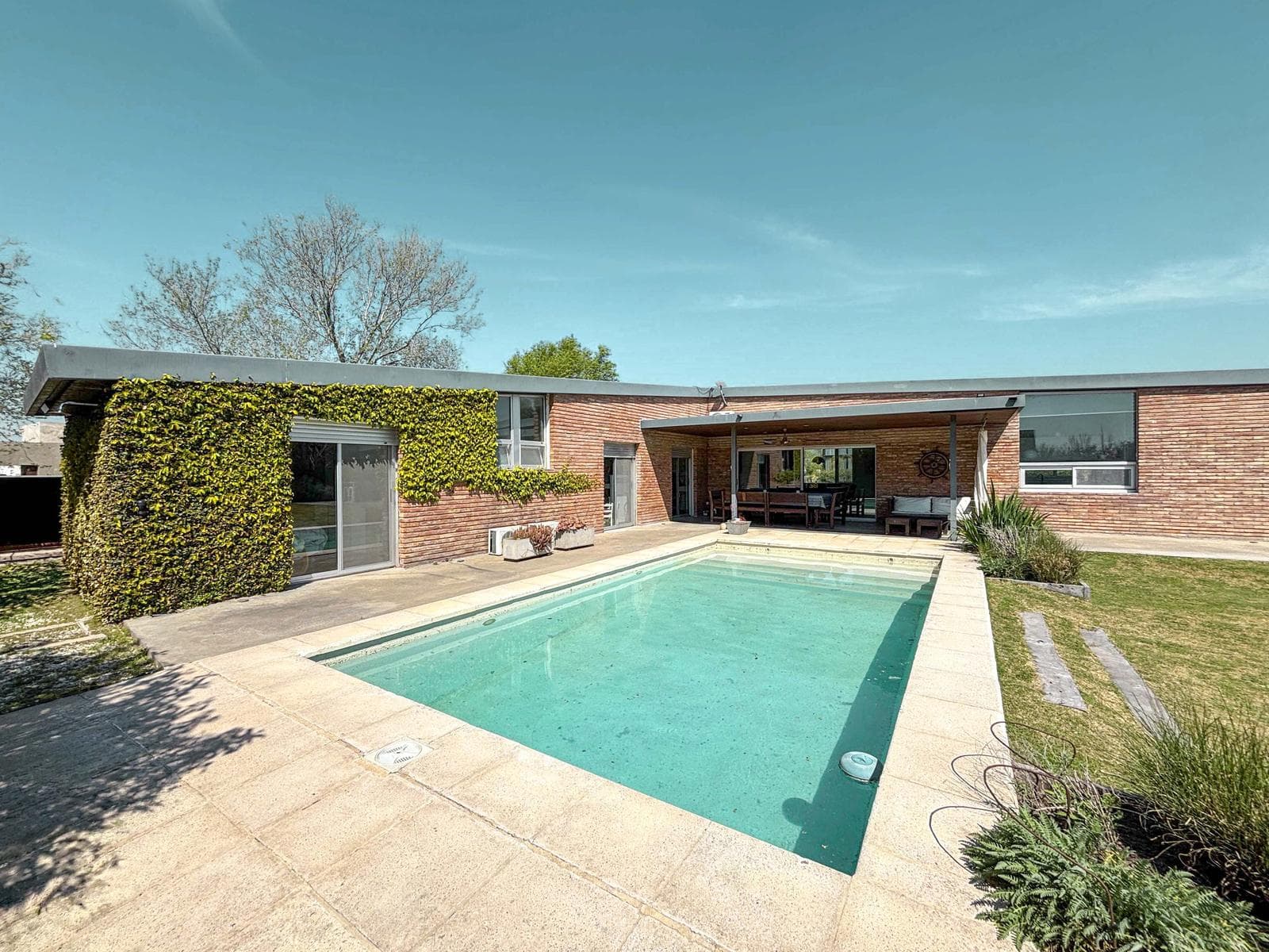 Stylish 3-bedroom house with a pool in the Puerto Roldan Gated Community