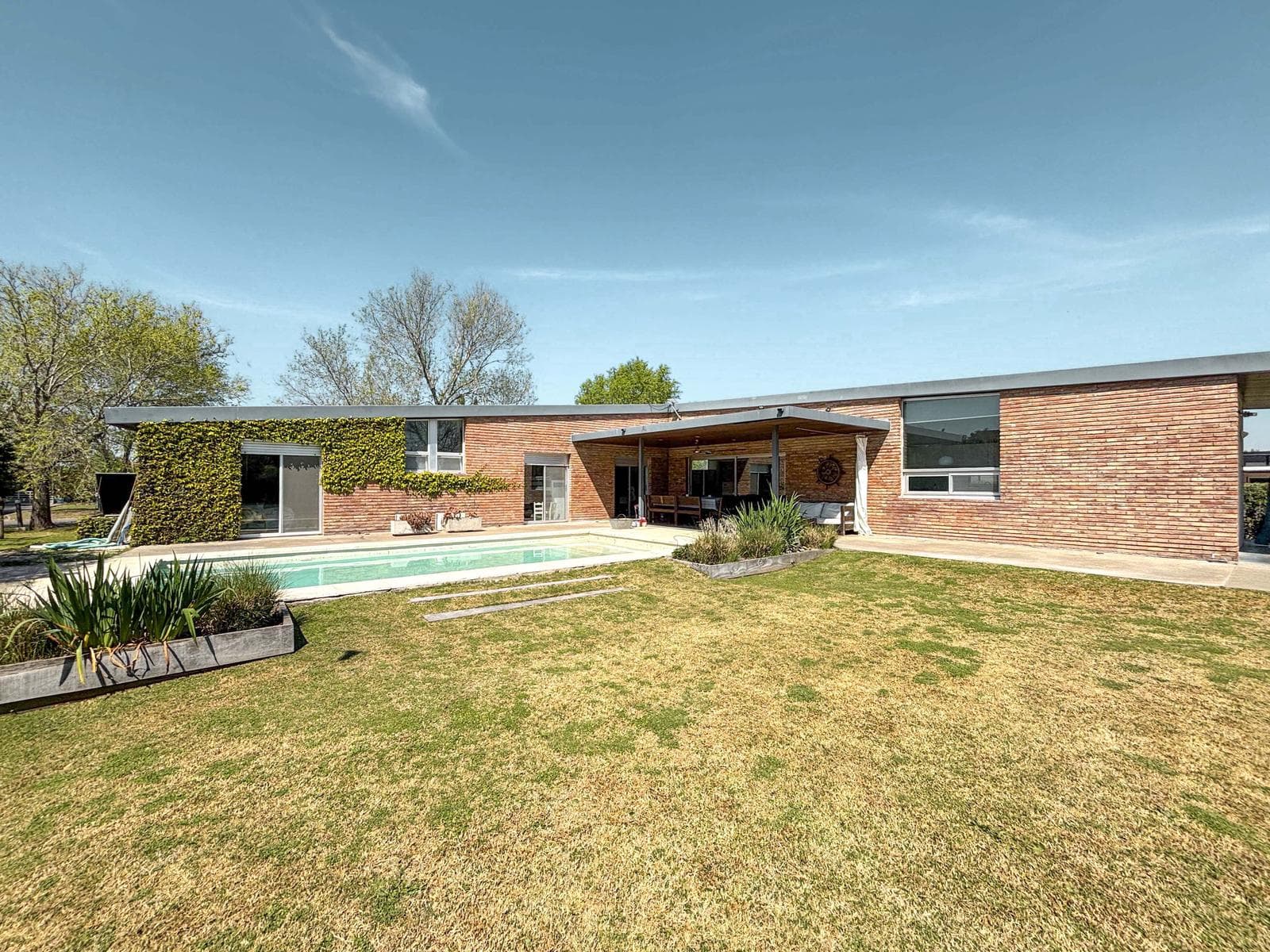Stylish 3-bedroom house with a pool in the Puerto Roldan Gated Community