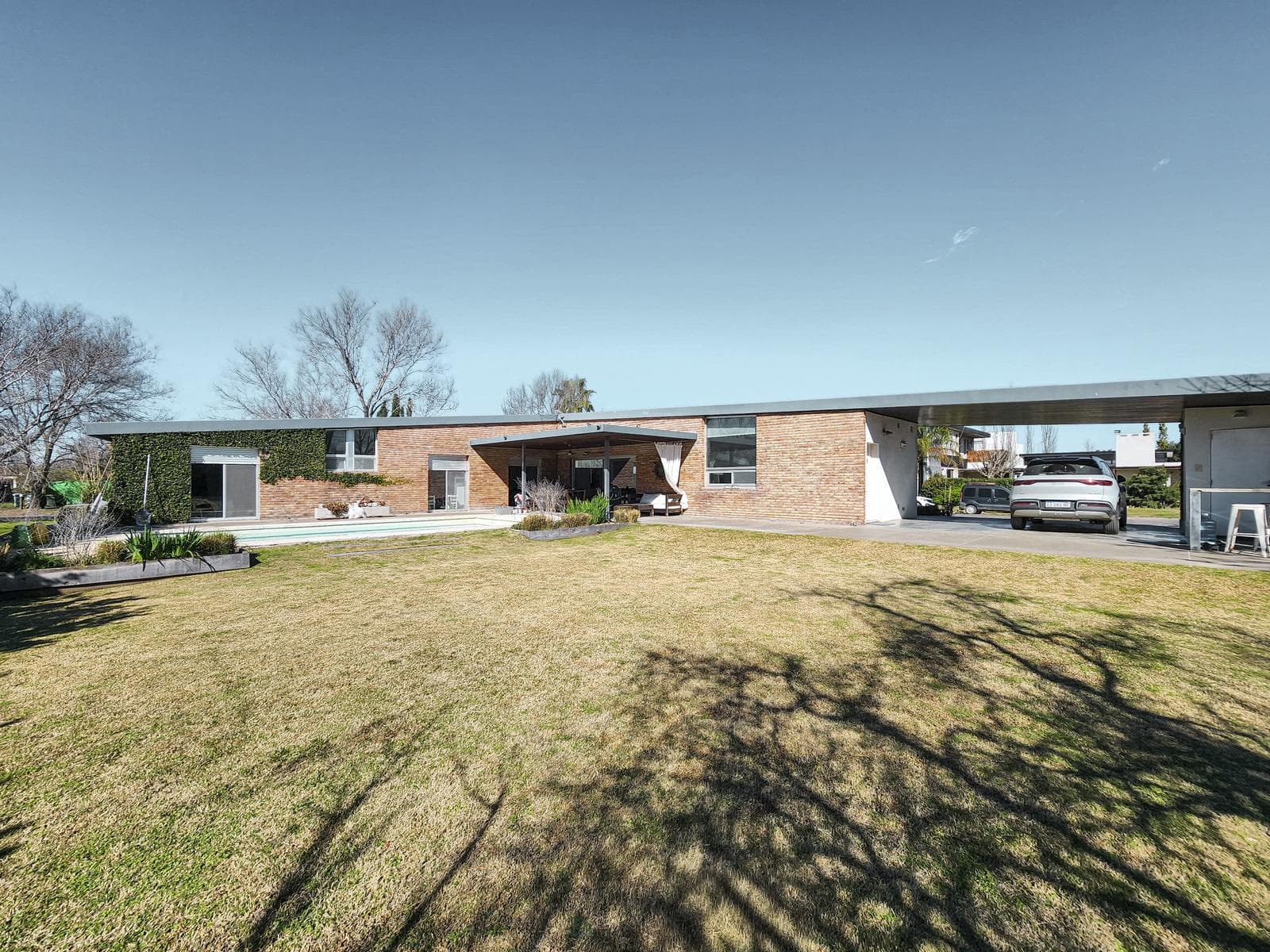 Stylish 3-bedroom house with a pool in the Puerto Roldan Gated Community