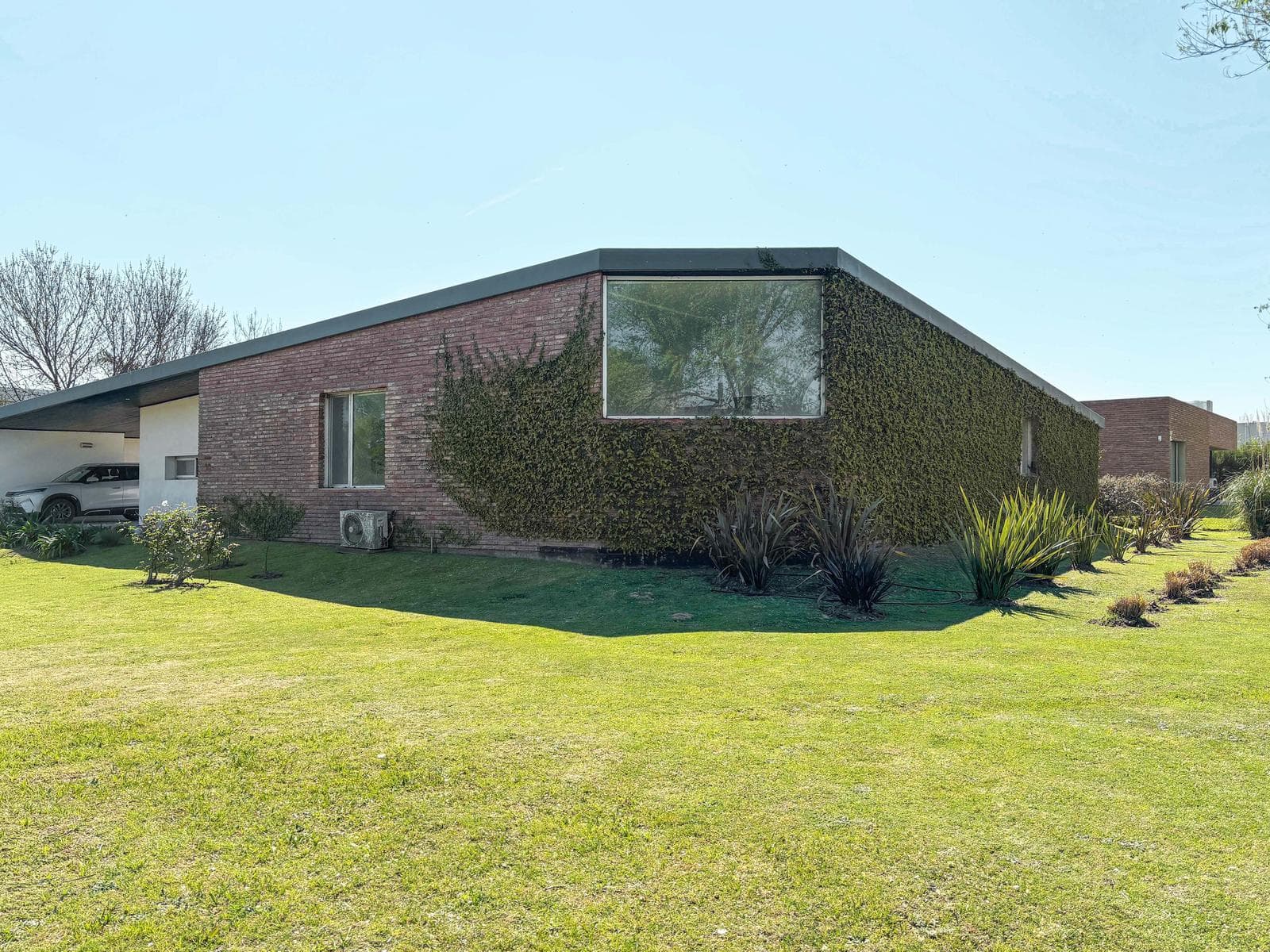 Stylish 3-bedroom house with a pool in the Puerto Roldan Gated Community