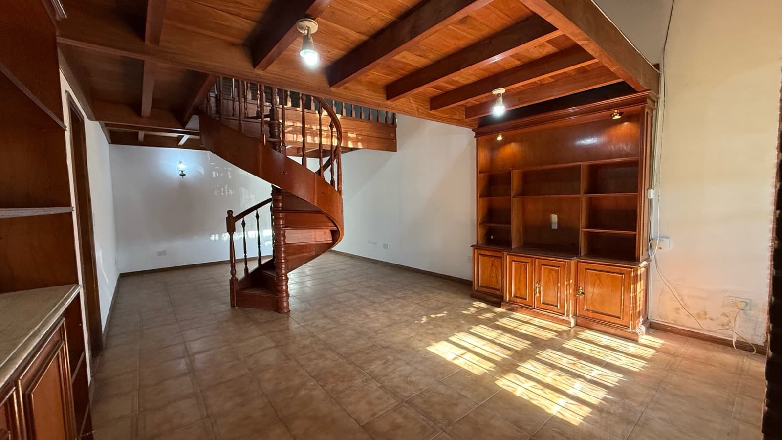 5-ROOM VILLA FOR SALE WITH GARAGE, BARBECUE AREA, AND SWIMMING POOL