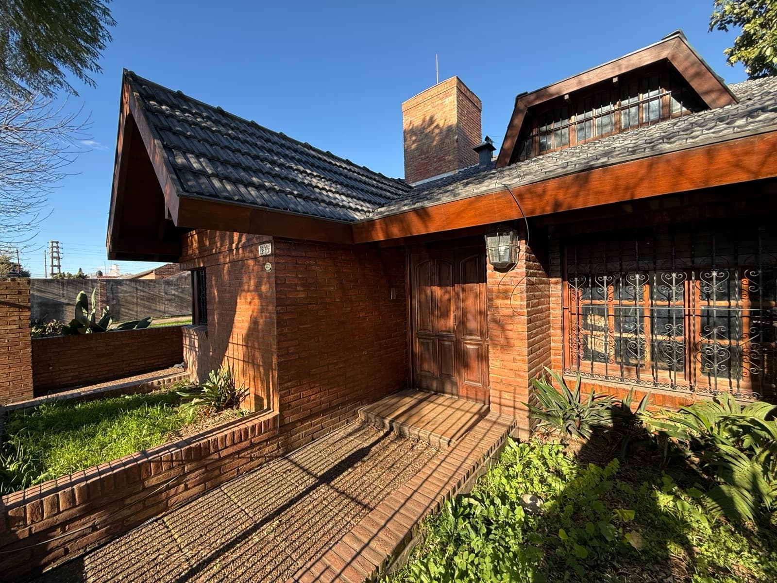 5-ROOM VILLA FOR SALE WITH GARAGE, BARBECUE AREA, AND SWIMMING POOL