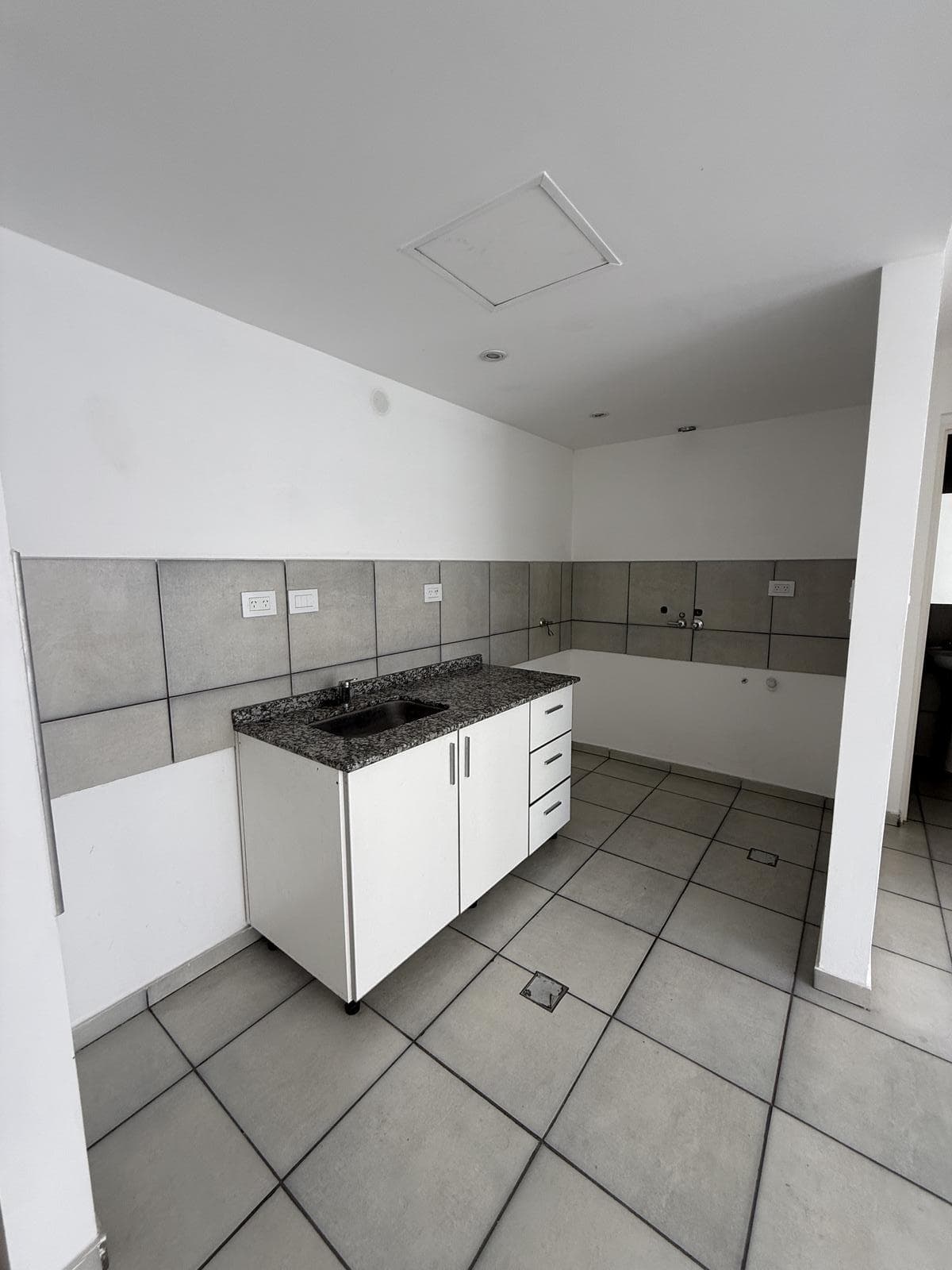 One-bedroom apartment on the second floor next to the Quinto Centenario