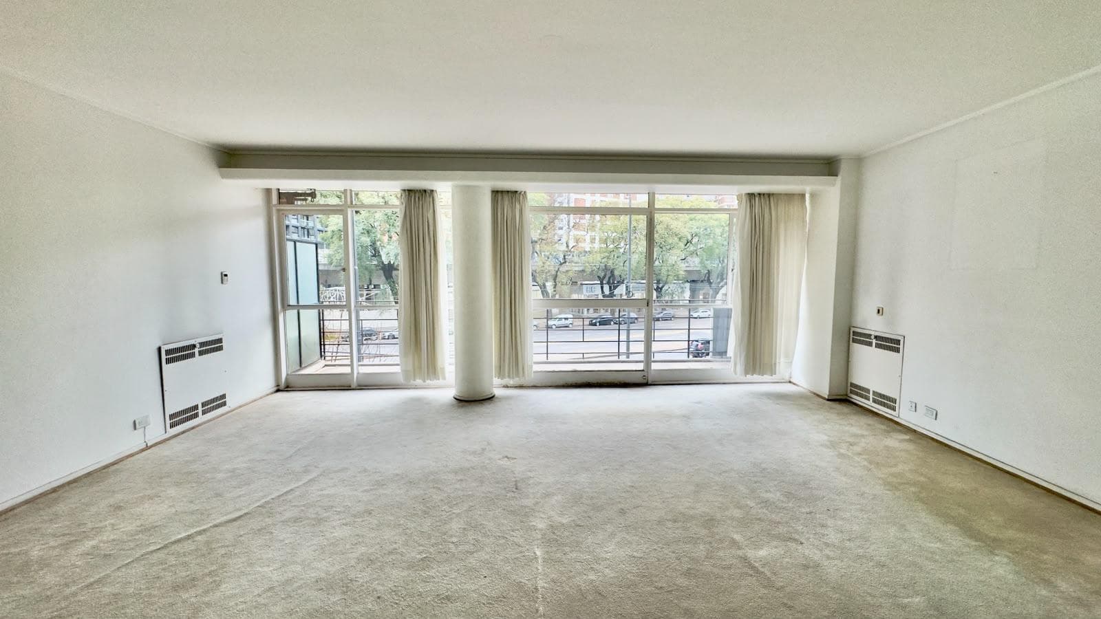 OPPORTUNITY. 4-room apartment with a separate room, very bright. Belgrano