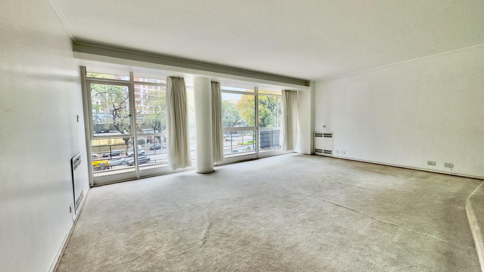 OPPORTUNITY. 4-room apartment with a separate room, very bright. Belgrano