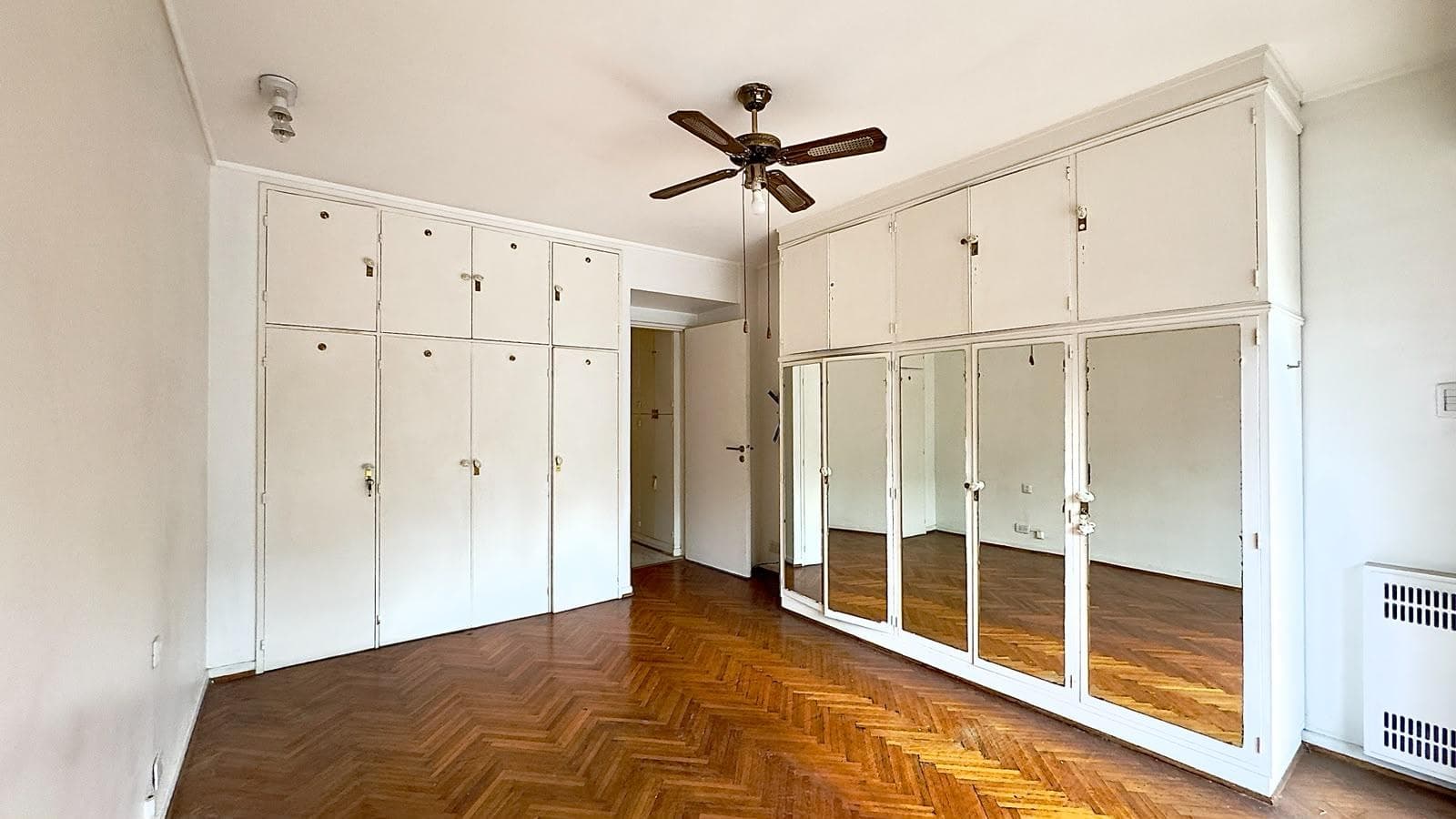 OPPORTUNITY. 4-room apartment with a separate room, very bright. Belgrano