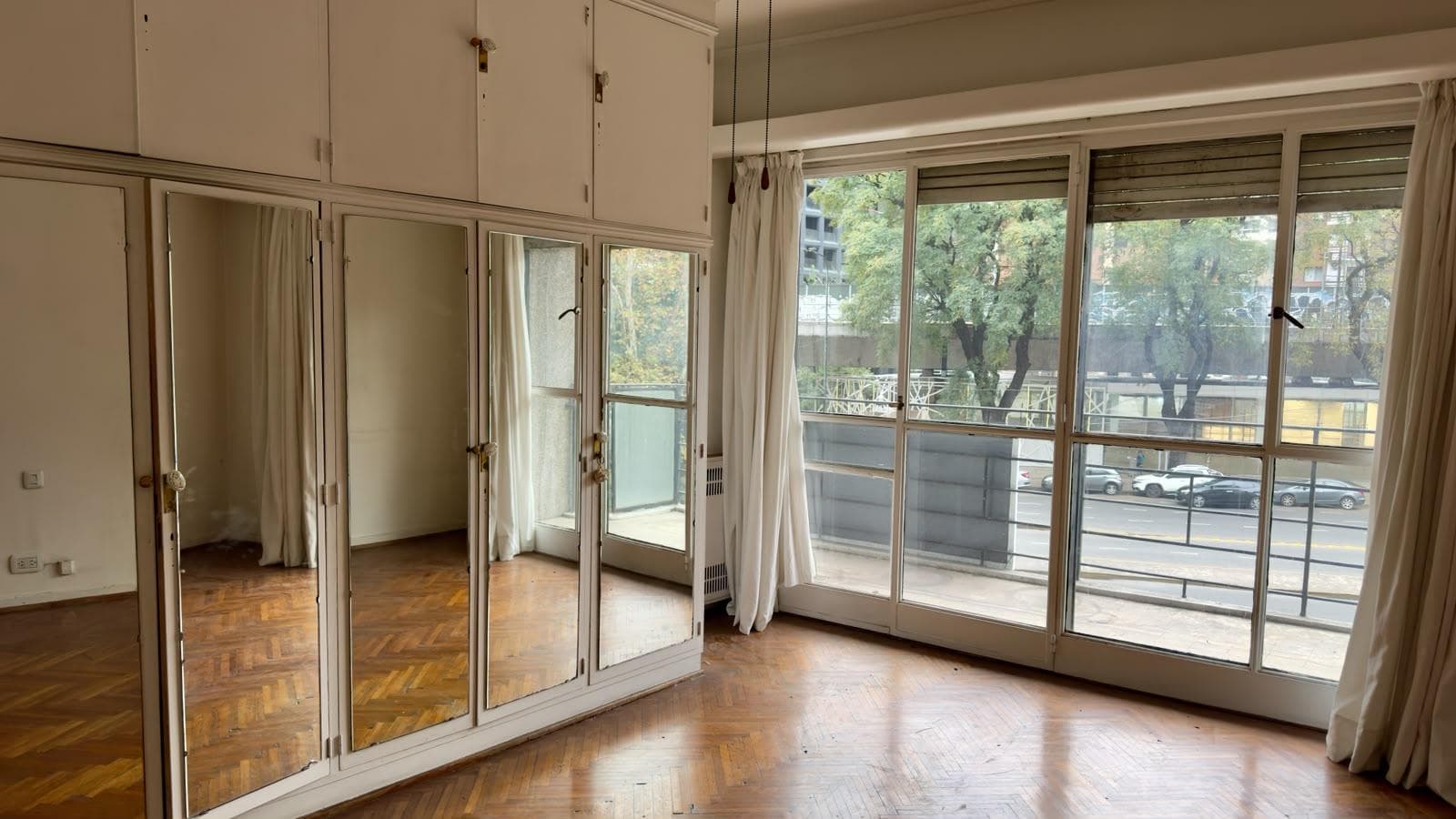 OPPORTUNITY. 4-room apartment with a separate room, very bright. Belgrano
