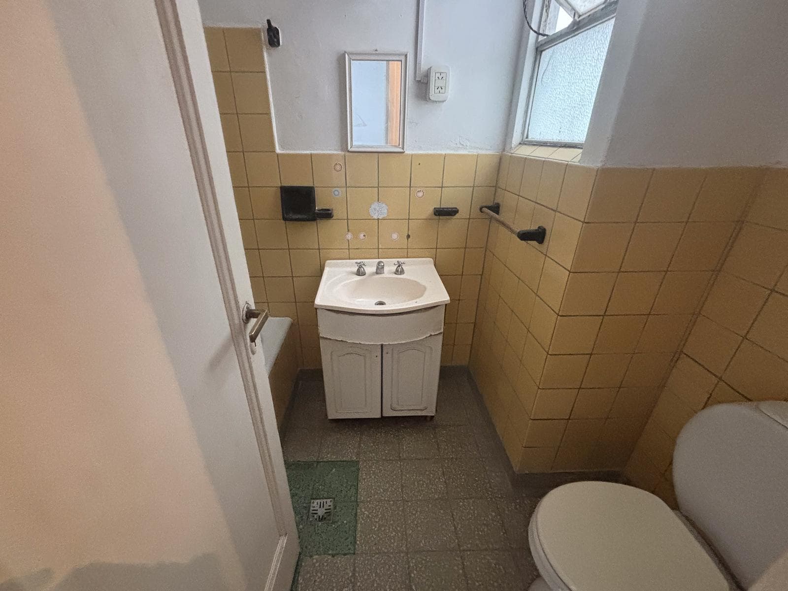 3-room, two-story house with a patio in Flores – Eligible for a mortgage – Needs renovation