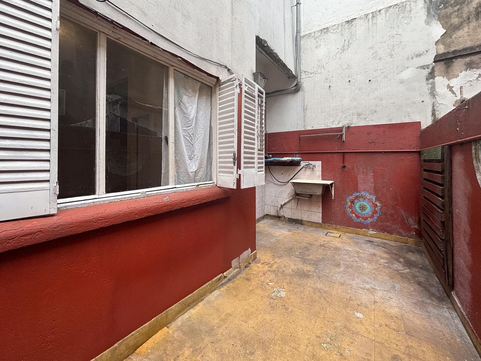 3-room, two-story house with a patio in Flores – Eligible for a mortgage – Needs renovation