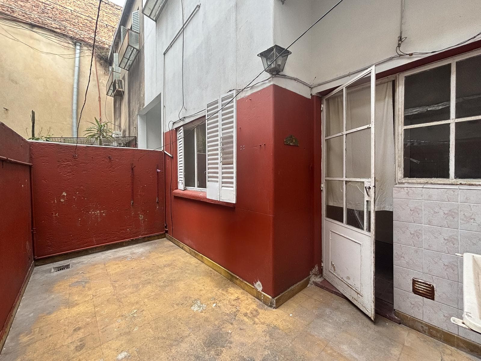 3-room, two-story house with a patio in Flores – Eligible for a mortgage – Needs renovation