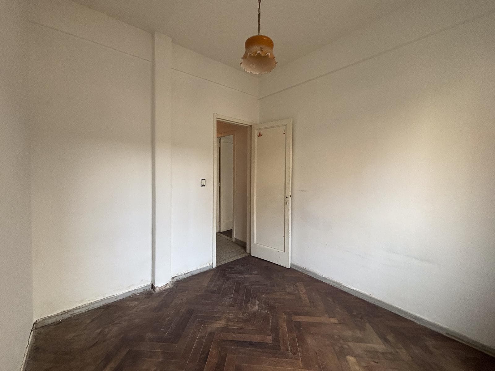 3-room, two-story house with a patio in Flores – Eligible for a mortgage – Needs renovation