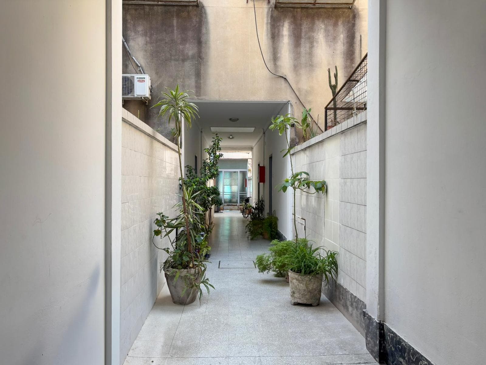 3-room, two-story house with a patio in Flores – Eligible for a mortgage – Needs renovation