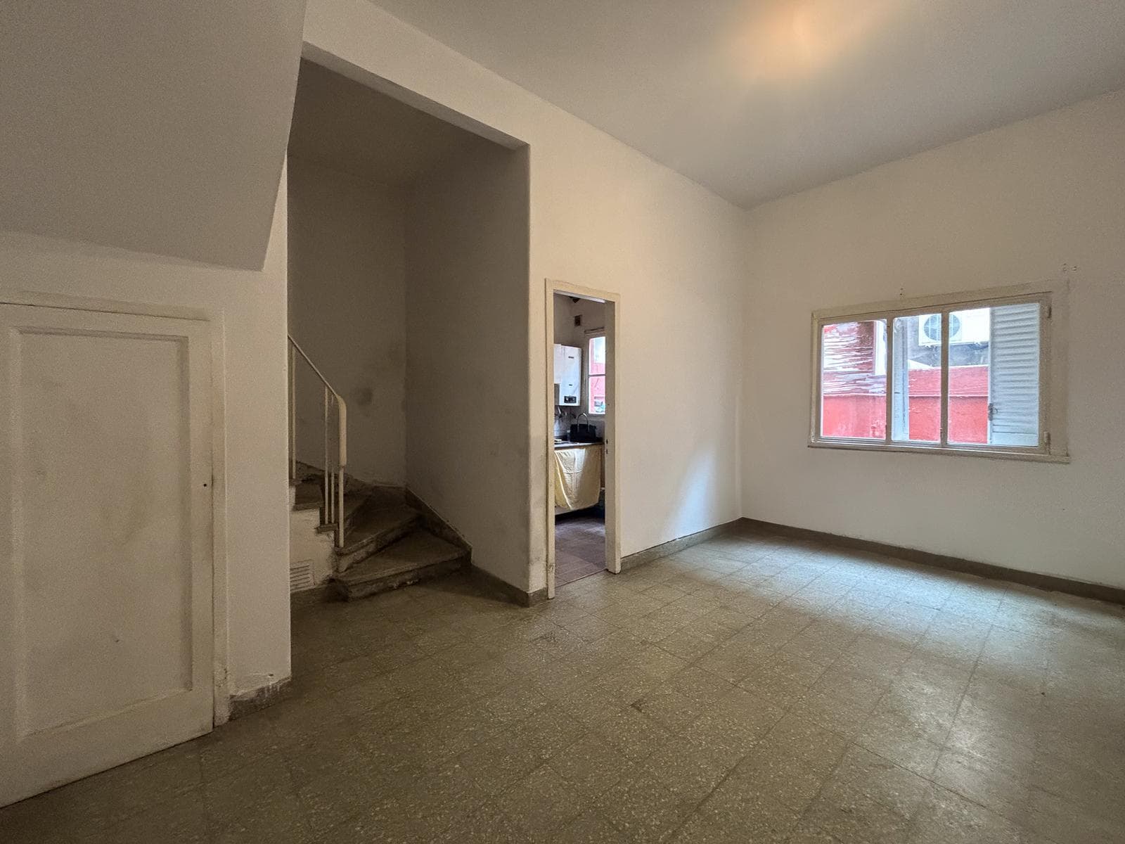 3-room, two-story house with a patio in Flores – Eligible for a mortgage – Needs renovation