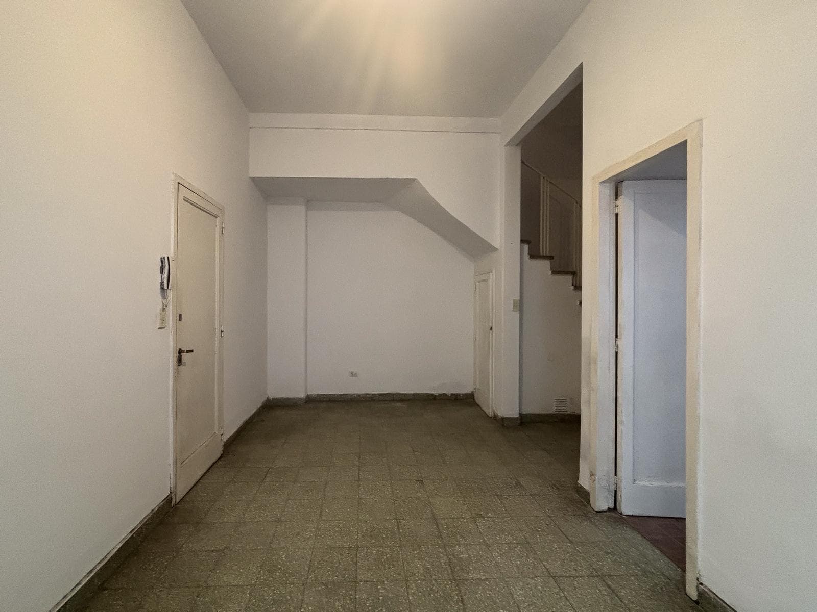 3-room, two-story house with a patio in Flores – Eligible for a mortgage – Needs renovation