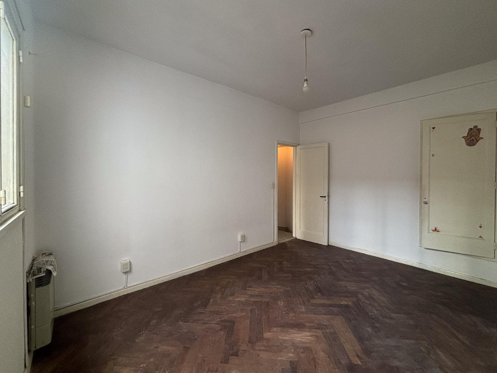 3-room, two-story house with a patio in Flores – Eligible for a mortgage – Needs renovation