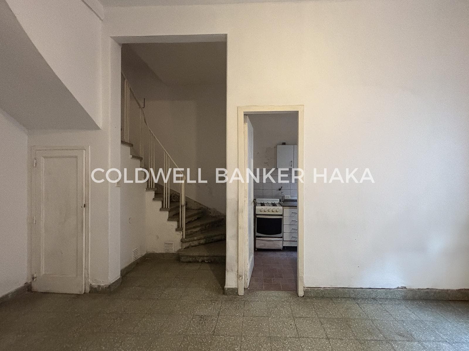 3-room, two-story house with a patio in Flores – Eligible for a mortgage – Needs renovation
