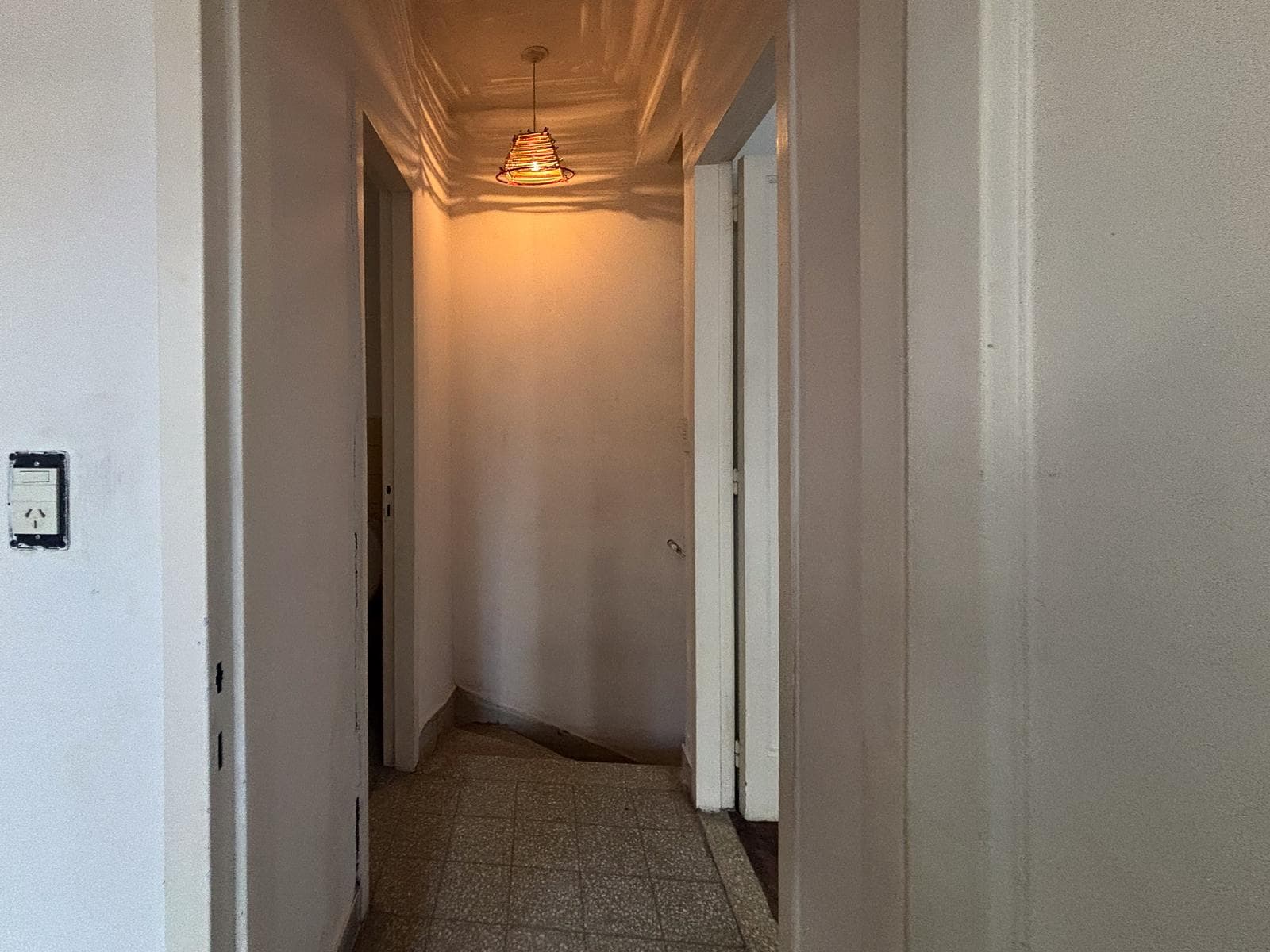 3-room, two-story house with a patio in Flores – Eligible for a mortgage – Needs renovation