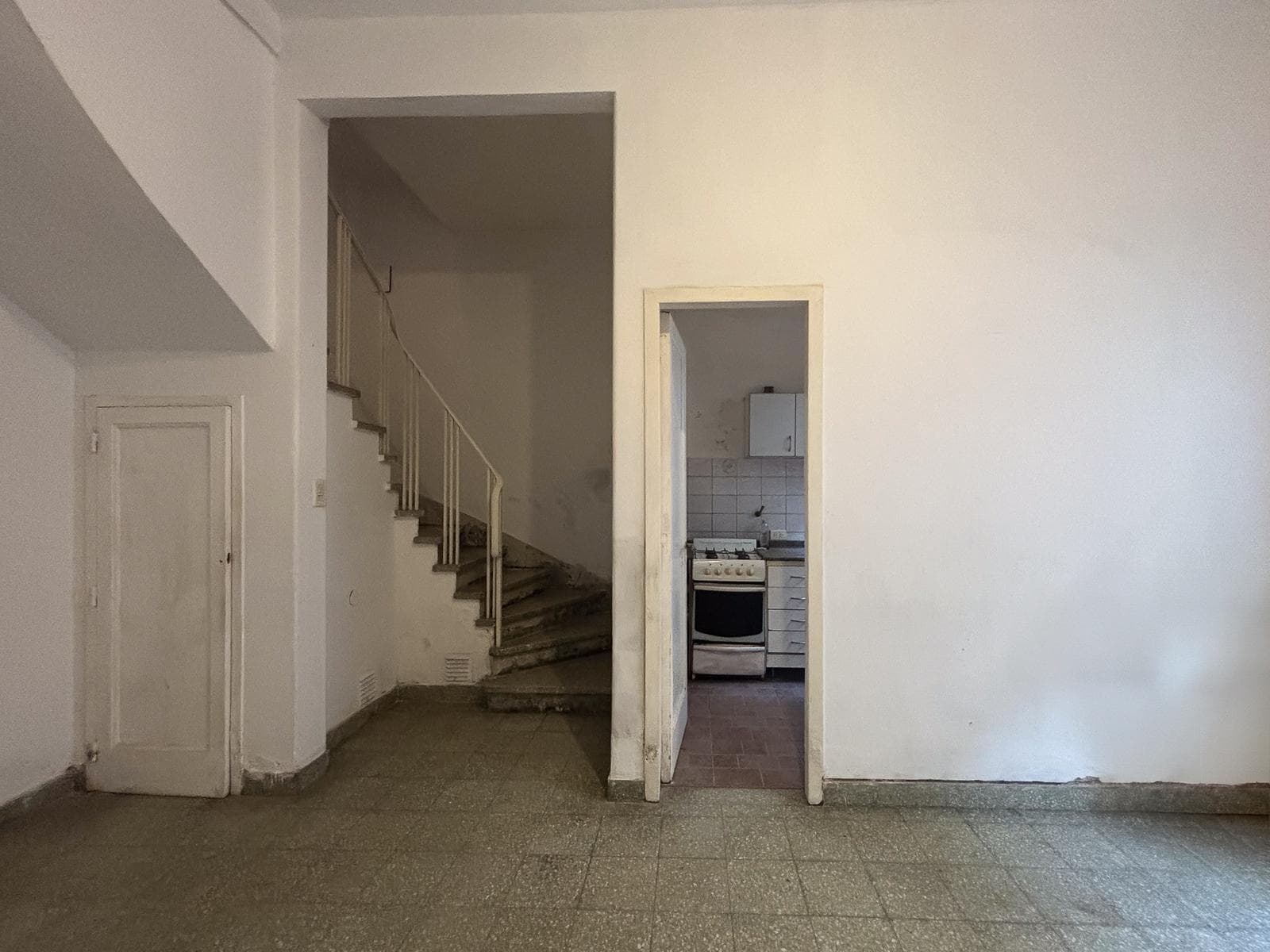 3-room, two-story house with a patio in Flores – Eligible for a mortgage – Needs renovation
