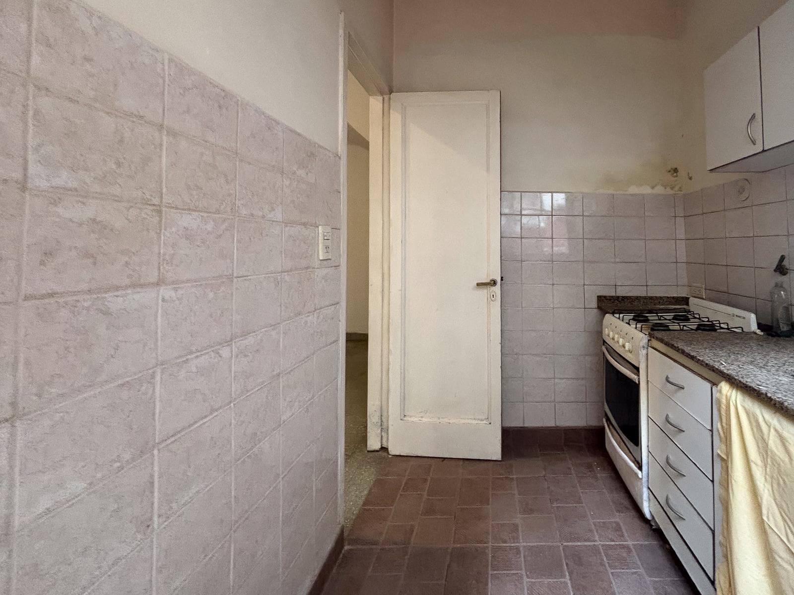 3-room, two-story house with a patio in Flores – Eligible for a mortgage – Needs renovation