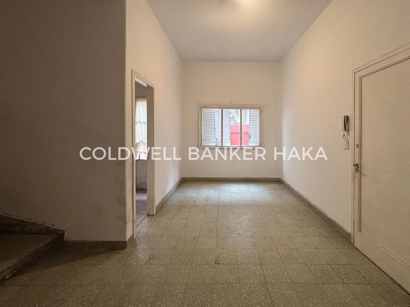 3-room, two-story house with a patio in Flores – Eligible for a mortgage – Needs renovation